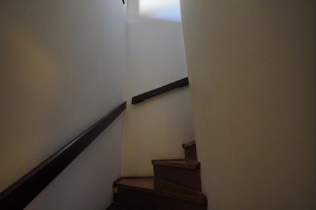 Casa de condomínio à venda com 196m², 3 quartos e 2 vagas Casa de condomínio à venda com 196m², 3 quartos e 2 vagasEscada para o sotão