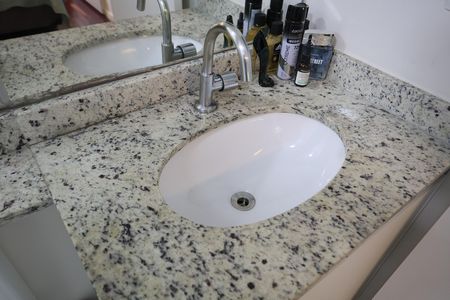 Apartamento à venda com 69m², 2 quartos e 2 vagas Apartamento à venda com 69m², 2 quartos e 2 vagasBanheiro da Suíte
