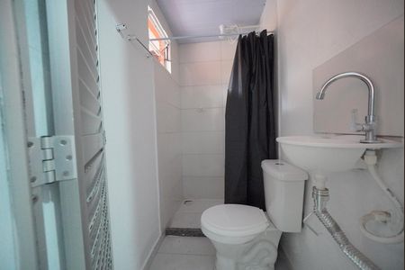 Banheiro de kitnet/studio para alugar com 1 quarto, 22m² em Jardim Cidade de Florianopolis, São José