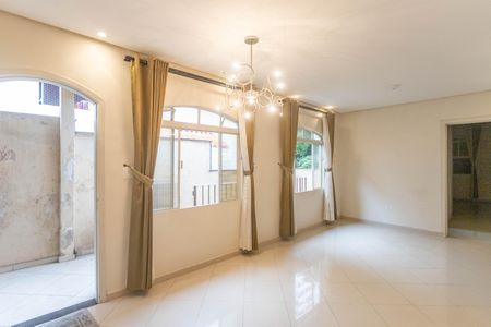 Casa à venda com 160m², 3 quartos e 2 vagas Casa à venda com 160m², 3 quartos e 2 vagasSala