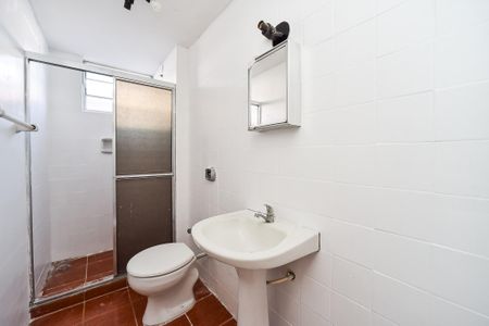 Banheiro de apartamento à venda com 1 quarto, 46m² em Vila Ipiranga, Porto Alegre
