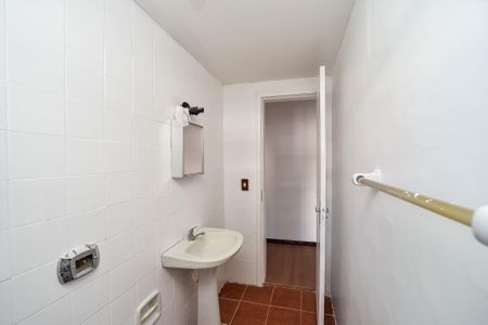 Banheiro de apartamento à venda com 1 quarto, 46m² em Vila Ipiranga, Porto Alegre