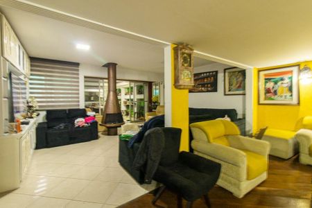 Casa para alugar com 700m², 6 quartos e 4 vagas Casa para alugar com 700m², 6 quartos e 4 vagasSala 2