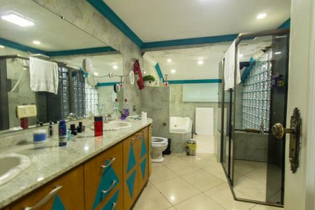 Casa para alugar com 700m², 6 quartos e 4 vagas Casa para alugar com 700m², 6 quartos e 4 vagasBanheiro da Suíte 3