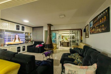 Sala 2 de casa para alugar com 6 quartos, 700m² em Pinheirinho, Curitiba