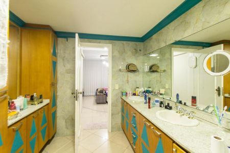 Casa para alugar com 700m², 6 quartos e 4 vagas Casa para alugar com 700m², 6 quartos e 4 vagasBanheiro da Suíte 3