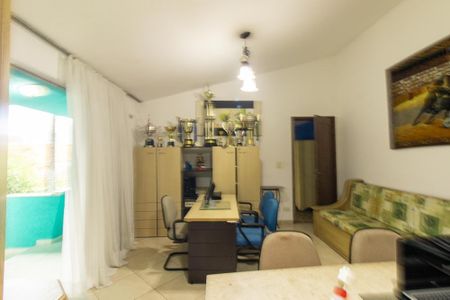 Casa para alugar com 700m², 6 quartos e 4 vagas Casa para alugar com 700m², 6 quartos e 4 vagasEscritório