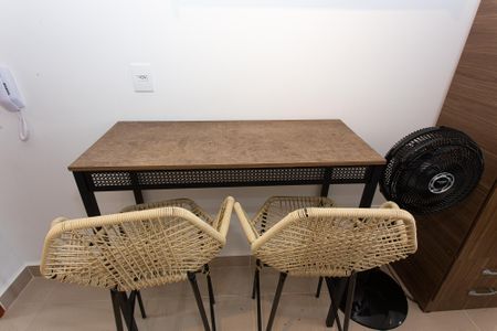 Apartamento para alugar com 24m², 1 quarto e sem vagaStudio - Mesa e Cadeiras