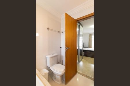 Casa de condomínio para alugar com 140m², 3 quartos e 2 vagasBanheiro da Suite