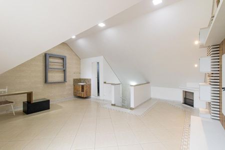 Casa de condomínio para alugar com 140m², 3 quartos e 2 vagasÁtico