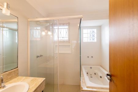 Casa de condomínio para alugar com 140m², 3 quartos e 2 vagasBanheiro da Suite