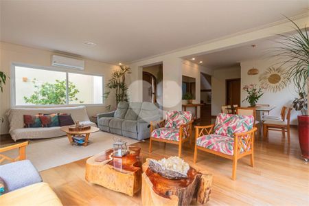 Casa à venda com 269m², 3 quartos e sem vaga