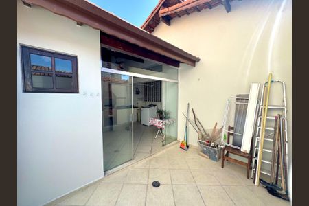 Casa para alugar com 220m², 2 quartos e 2 vagas Casa para alugar com 220m², 2 quartos e 2 vagasquintal