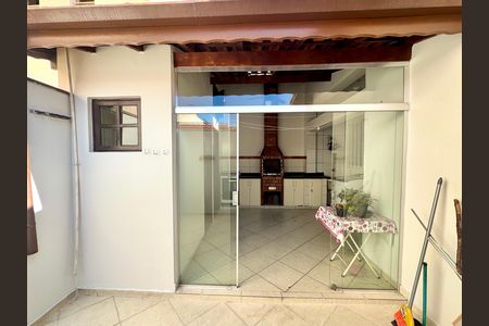 Casa para alugar com 220m², 2 quartos e 2 vagas Casa para alugar com 220m², 2 quartos e 2 vagasquintal