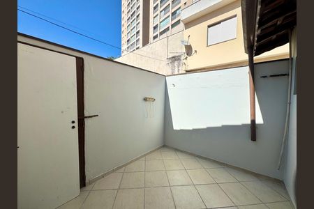 Casa para alugar com 220m², 2 quartos e 2 vagas Casa para alugar com 220m², 2 quartos e 2 vagasquintal