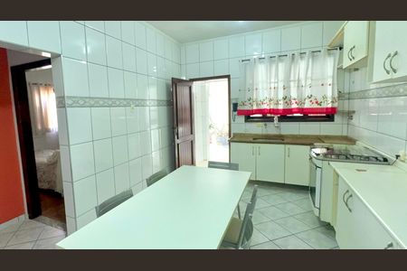 Casa para alugar com 220m², 2 quartos e 2 vagas Casa para alugar com 220m², 2 quartos e 2 vagasCozinha