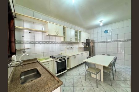 Casa para alugar com 220m², 2 quartos e 2 vagas Casa para alugar com 220m², 2 quartos e 2 vagasCozinha