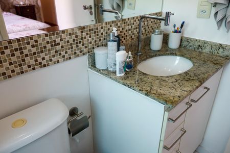 Apartamento à venda com 57m², 2 quartos e 1 vaga Apartamento à venda com 57m², 2 quartos e 1 vagaBanheiro da Suíte 2