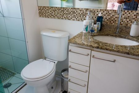 Apartamento à venda com 57m², 2 quartos e 1 vaga Apartamento à venda com 57m², 2 quartos e 1 vagaBanheiro da Suíte 2