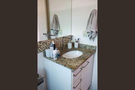 Apartamento à venda com 57m², 2 quartos e 1 vaga Apartamento à venda com 57m², 2 quartos e 1 vagaBanheiro da Suíte 2