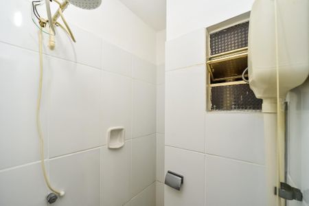 Banheiro de kitnet/studio para alugar com 1 quarto, 23m² em Cristo Redentor, Porto Alegre