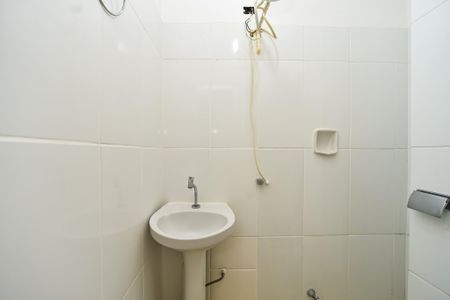 Banheiro de kitnet/studio para alugar com 1 quarto, 23m² em Cristo Redentor, Porto Alegre