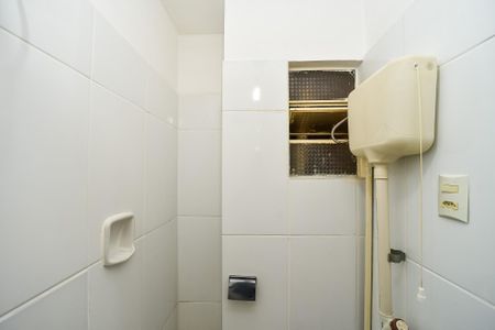Banheiro de kitnet/studio para alugar com 1 quarto, 23m² em Cristo Redentor, Porto Alegre
