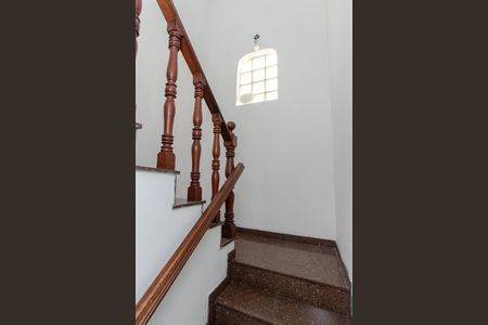 Casa para alugar com 240m², 5 quartos e 3 vagas Casa para alugar com 240m², 5 quartos e 3 vagasEscada