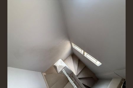 Casa à venda com 130m², 3 quartos e 4 vagas Casa à venda com 130m², 3 quartos e 4 vagasEscada