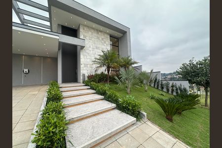 Casa de condomínio à venda com 323m², 4 quartos e 6 vagas Casa de condomínio à venda com 323m², 4 quartos e 6 vagasFachada