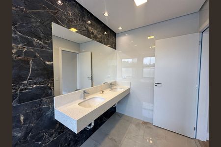 Casa de condomínio à venda com 323m², 4 quartos e 6 vagas Casa de condomínio à venda com 323m², 4 quartos e 6 vagasBanheiro da Suíte 1