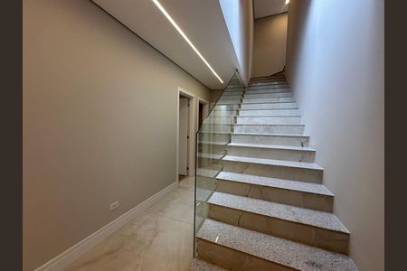 Casa de condomínio à venda com 323m², 4 quartos e 6 vagas Casa de condomínio à venda com 323m², 4 quartos e 6 vagasEscada
