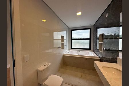 Casa de condomínio à venda com 323m², 4 quartos e 6 vagas Casa de condomínio à venda com 323m², 4 quartos e 6 vagasBanheiro da Suíte 1