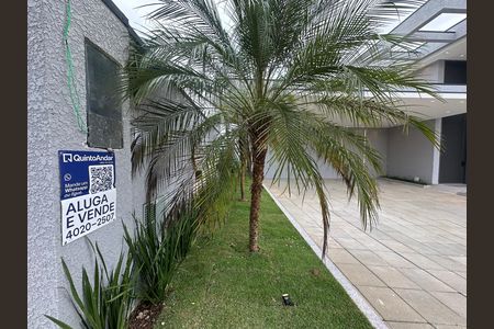 Casa de condomínio à venda com 323m², 4 quartos e 6 vagas Casa de condomínio à venda com 323m², 4 quartos e 6 vagasFachada