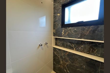 Casa de condomínio à venda com 323m², 4 quartos e 6 vagas Casa de condomínio à venda com 323m², 4 quartos e 6 vagasBanheiro da Suíte 2