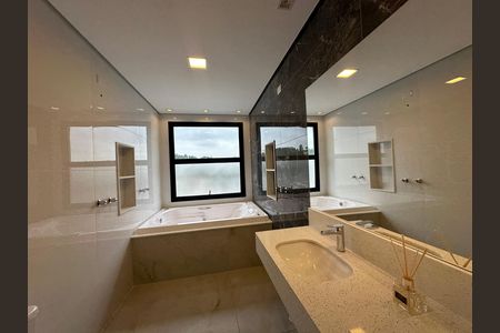 Casa de condomínio à venda com 323m², 4 quartos e 6 vagas Casa de condomínio à venda com 323m², 4 quartos e 6 vagasBanheiro da Suíte 1