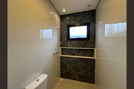 Casa de condomínio à venda com 323m², 4 quartos e 6 vagas Casa de condomínio à venda com 323m², 4 quartos e 6 vagasBanheiro da Suíte 2