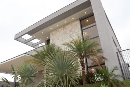 Casa de condomínio à venda com 323m², 4 quartos e 6 vagas Casa de condomínio à venda com 323m², 4 quartos e 6 vagasFachada