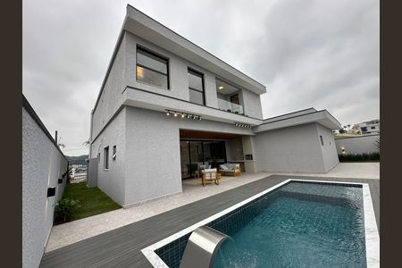 Casa de condomínio à venda com 323m², 4 quartos e 6 vagas Casa de condomínio à venda com 323m², 4 quartos e 6 vagasPiscina