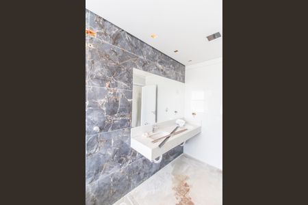 Casa de condomínio à venda com 323m², 4 quartos e 6 vagasBanheiro da Suíte