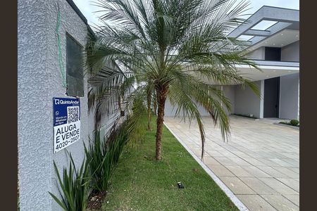Casa de condomínio à venda com 323m², 4 quartos e 6 vagas Casa de condomínio à venda com 323m², 4 quartos e 6 vagasFachada