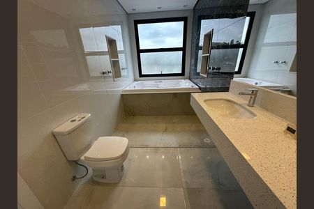 Casa de condomínio à venda com 323m², 4 quartos e 6 vagas Casa de condomínio à venda com 323m², 4 quartos e 6 vagasBanheiro da Suíte 1