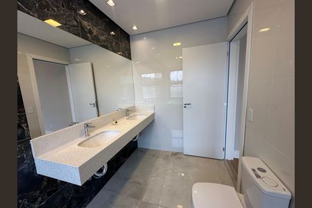 Casa de condomínio à venda com 323m², 4 quartos e 6 vagas Casa de condomínio à venda com 323m², 4 quartos e 6 vagasBanheiro da Suíte 1