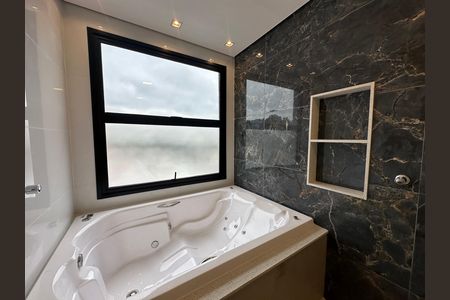 Casa de condomínio à venda com 323m², 4 quartos e 6 vagas Casa de condomínio à venda com 323m², 4 quartos e 6 vagasBanheiro da Suíte 1