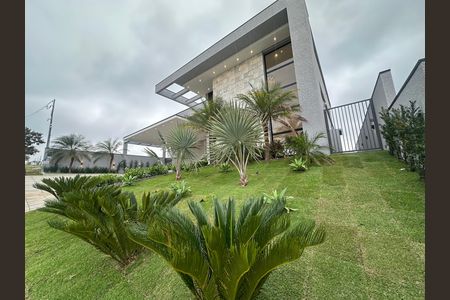 Casa de condomínio à venda com 323m², 4 quartos e 6 vagas Casa de condomínio à venda com 323m², 4 quartos e 6 vagasFachada
