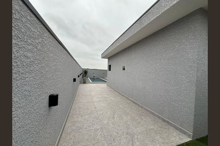 Casa de condomínio à venda com 323m², 4 quartos e 6 vagas Casa de condomínio à venda com 323m², 4 quartos e 6 vagasQuintal