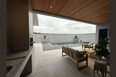 Casa de condomínio à venda com 323m², 4 quartos e 6 vagas Casa de condomínio à venda com 323m², 4 quartos e 6 vagasChurrasqueira