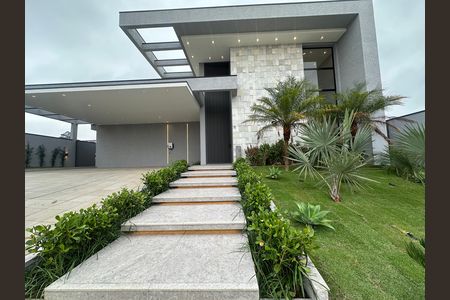 Casa de condomínio à venda com 323m², 4 quartos e 6 vagas Casa de condomínio à venda com 323m², 4 quartos e 6 vagasFachada