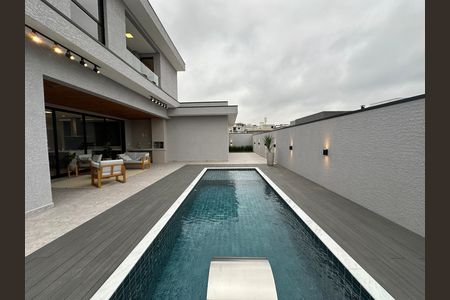 Casa de condomínio à venda com 323m², 4 quartos e 6 vagas Casa de condomínio à venda com 323m², 4 quartos e 6 vagasPiscina