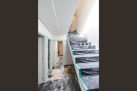 Casa de condomínio à venda com 323m², 4 quartos e 6 vagasEscada